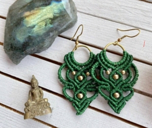 Boucle d'oreille en macramé vintage élégante faite à la main fil vert avec de petites perles en laiton balancent cadeau de mariage pour femme - Product Image 1