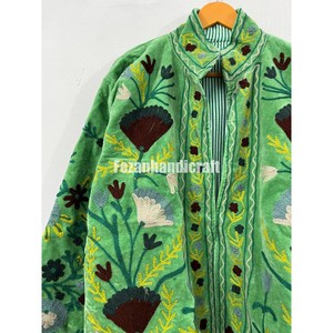 Veste d'automne unisexe d'hiver à col montant, vente en gros de tissu en velours tricoté en coton ouzbek Suzani broderie florale cousue à la main - Product Image 1