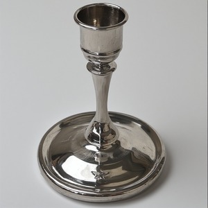 Élégant bougeoir de Noël en or fabriqué avec une finition de luxe offrant une lueur de fête brillante pour les vacances et les célébrations - Product Image 6