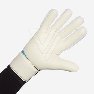 ถุงมือผู้รักษาประตูหนังนุ่มพิเศษ สวมใส่สบาย คุณภาพสูง กันลื่น สายรัดข้อมือปรับได้ ผลิตในปากีสถาน - Product Image 4