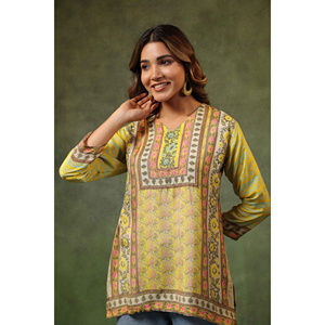 เสื้อถักสีเหลืองปักลายลำลองสำหรับผู้หญิง - Product Image 1