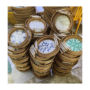 Plateau rond en rotin avec nacre, design attrayant, prix de gros, artisanal, en rotin tressé, fait à la main - Product Image 1