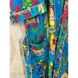 Vintagista para Frida Kahlo: Bata de algodón con estampado floral, suave, con cordón de ajuste y logotipo personalizado, ideal para el hogar y la noche. - Product Image 3