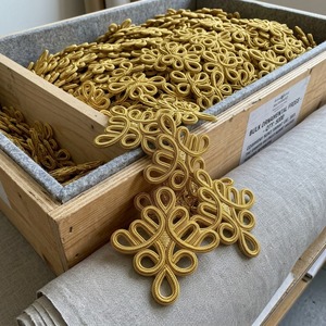 En gros, dentelle brodée personnalisée avec cordon de fil d'or, nœud grenouille, nœud autrichien, design grenouillère écologique pour uniformes - Product Image 4
