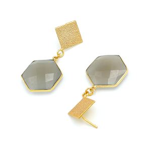 Boucles d'oreilles en pierre de lune grise en laiton plaqué or 18 carats fabriquées à la main | Bijoux de mariage à la mode pour femmes | Marque DUA | Exportateur de Jaipur - Product Image 4