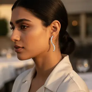 Boucles d'oreilles délicates pour femmes en argent avec cristaux et zircone cubique, design incurvé - Product Image 3