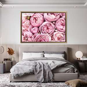Arte en lienzo con estampado de flores rosas botánicas modernas: decoración elegante para pared, lienzo con marco dorado - Product Image 1