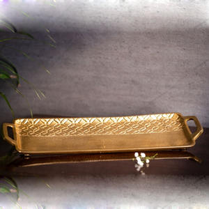 Plateau décoratif en métal doré de luxe avec texture géométrique, plateau de service moderne pour la décoration de la maison, table et cadeaux - Product Image 1