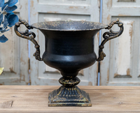 Urne décorative vintage noire et or en métal avec poignées à motifs, finition antique en fonte ou en aluminium, vase à fleurs décoratif