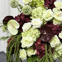 Centre de table en fleurs d'hortensia rouge vin, de calla et de rose pour la décoration de réception de mariage