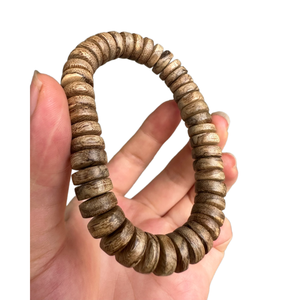 กำไลข้อมือไม้กฤษณาแท้ธรรมชาติ ขายดีที่สุด รูปทรงกลมเรียบ ยืดได้ ผลิตในเวียดนาม พร้อมส่งออก - Product Image 4