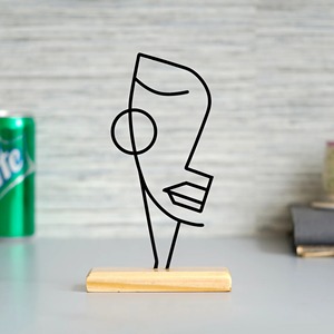 Escultura de cara de metal negro audaz con base de madera, decoración de mesa perfecta, agrega un toque artístico moderno a cualquier habitación - Product Image 1