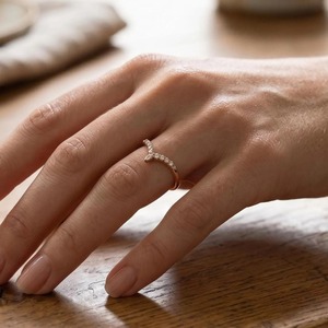 Bague Chevron Classique en Or Massif 14K avec Diamant de Laboratoire Taille Marquise Ronde 0,116 Ct E-F VS, Sertie à Griffes, Cadeau de Mariage - Product Image 4