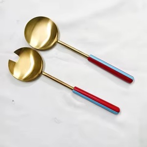 Juego de Cubiertos para Servir Ensaladas de Acero Inoxidable Chapado en Oro con Mango de Resina Azul y Rojo, Acabado Brillante - Product Image 1