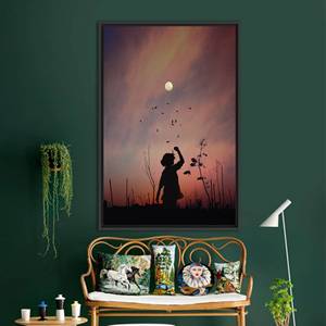 Elegante arte del cielo al atardecer: obra de arte impresa en lienzo con silueta de niña, enmarcada en negro - Product Image 1