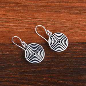Boucles d'oreilles spirales au design antique, bijoux tribaux en laiton pour femmes, finition argent oxydé, style bohème, géométriques, pendantes, vente en gros/OEM - Product Image 2
