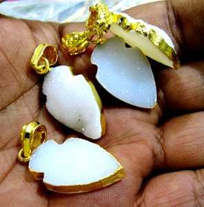 Colgante de punta de flecha de piedras preciosas Druzy blancas naturales, colgante de punta de flecha de trébol drusy impresionante con borde galvanizado de oro, 30- 40mm - Product Image 2