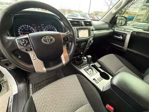 2023 Toyota 2019 Toyota 4 Runner SR5 4WDTurbo Motor Asientos de cuero Interior oscuro Bastante usado - Product Image 2