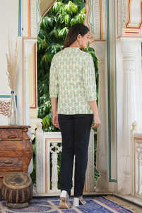 Elegante Camisa de Rayón con Estampado Floral Verde para Mujer, con Pliegues, Cuello Mao y Mangas Tres Cuartos, Diseñada para Uso Casual - Product Image 2