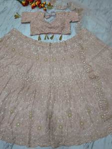 Conçu pour l'élégance, le confort et une allure durable, le ensemble lehenga choli en soie est créé pour satisfaire les mariées modernes ou les femmes en occasions spéciales. - Product Image 6