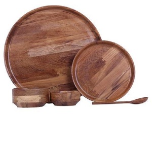 Ensemble d'assiettes de présentation en bois massif naturel, fabriquées à la main, empilables, pour hôtels et restaurants. - Product Image 6
