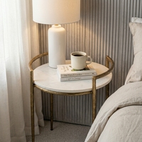 Table d'appoint ronde moderne en marbre avec structure métallique, table d'appoint de luxe, table de chevet en marbre blanc, mobilier d'hôtel contemporain OEM ODM