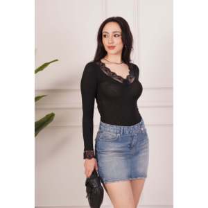 Blusa Larga con Detalles de Encaje Negro para Mujer LUSTRIN, con Cuello de Lazo, Elegante Top de Mezcla de Poliéster y Viscosa para Uso Diario - Product Image 1