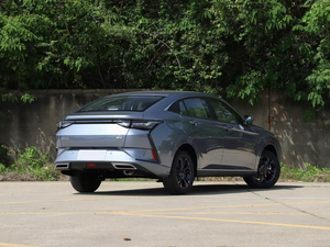 SUV Compacto Usado con Motor de Alta Eficiencia y Distancia Entre Ejes de 2680 mm, Vehículo Eléctrico Híbrido Moderno, Sin Accidentes - Product Image 3