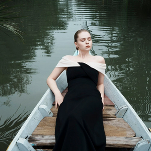 Robe élégante pour femmes la plus vendue LUNA ROBE À ÉPAULES 95% Acétate, 5% Spandex Vêtements en gros pour femmes Logo personnalisé - Product Image 4