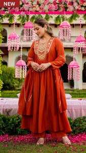 Robe Anarkali et bas avec dupatta, en soie Vichitra traditionnelle, nouvelle collection exclusive, avec broderie lourde et code de séquence - Product Image 3