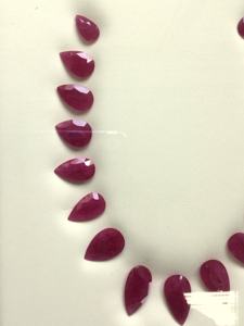 Diseño de piedra de corte facetado de pera de Mozambique rubí de 172,43 quilates calentado para la fabricación de joyas finas piedras preciosas naturales - Product Image 4