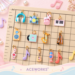 Charmes musicaux pastel |   Pendentifs en acier inoxydable plaqué or PVD 18 carats avec émail, motifs instruments (piano, guitare, batterie), casque et microphone - Product Image 4