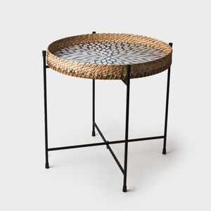 Ensemble de 2 plateaux décoratifs pour la maison en rotin avec forme ronde et design en nacre parfait pour servir des aliments et des desserts - Product Image 6