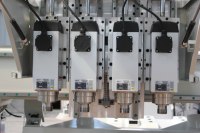 Router CNC de Corte de Cuatro Pasos 1328 con Cambiador de Herramientas Neumático de Una Estación, Sistema LNC, Máquina para Fabricación de Muebles de Madera