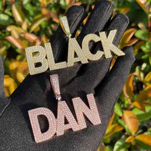 สร้อยคอจี้ชื่อ3ชั้นพร้อมตัวอักษรประดับเพชรรูปตัวใหญ่สุดน่ารักของขวัญที่สมบูรณ์แบบสำหรับเขาและเธอตามสั่ง - Product Image 1