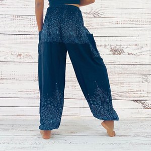 Pantalones de Mujer Estilo Hippie Boho con Estampado Floral, 100% Seda, Tallas Pequeñas y Grandes, Pantalones Fluidos con Cintura Alta Elástica y Pierna Abierta - Product Image 3