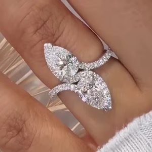 Bague de fiançailles en moissanite à deux pierres de forme poire de 5x7 mm, bande ouverte, plaquée or blanc, argent 925, bijoux fins en gros - Product Image 5