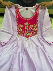 Kurti e pantaloni alla moda color lavanda con scollo a O, decorati con lavorazioni a mano Latkans, per donna o sposa, a un prezzo ragionevole. - Product Image 6