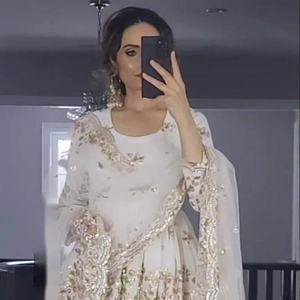 เปิดตัวชุดเดรสงานปาร์ตี้ดีไซน์ใหม่ สไตล์อินเดีย ประกอบด้วยเสื้อ โดติ ซาลวาร์ และผ้าคลุมไหล่ สีขาว 3 ชิ้น สำหรับผู้หญิงและเด็กผู้หญิง - Product Image 1