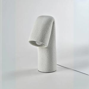 Lampe de table de luxe moderne en métal avec abat-jour blanc élégant, parfaite pour l'éclairage intérieur et la décoration intérieure - Product Image 5