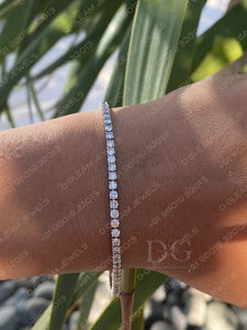 Pulsera de tenis clásica de 4 quilates chapada en oro de plata de ley 925, con moissanita de alta calidad y claridad VVS, engaste de garra, hecha a mano. - Product Image 3