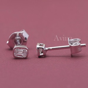 Boucles d'oreilles solitaires en or 18 carats avec diamant de laboratoire certifié IGI taille émeraude serti clos - Product Image 2