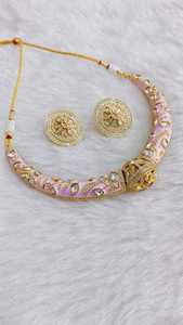 Gulab Meenakari Ensemble de colliers royaux Heritage and Regal Artistry orné de pierres Kundan taillées en miroir - Product Image 4