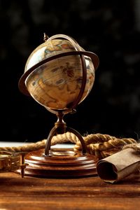 Globo de madera de grano natural con elegancia artesanal y estructura elegante adecuada para la decoración de escritorios o mesas de centro - Product Image 3