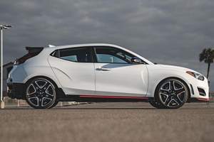 Hyundai Veloster N 2022 Usado, Transmisión Manual de 6 Velocidades, 2200 Millas, Diferencial de Deslizamiento Limitado - Product Image 3