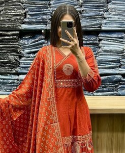 ชุดสาหรี่กะมีซสมัยใหม่พร้อมงานปักที่สวยงาม ทำจากผ้าฝ้าย ดีไซน์แบบกลับด้านได้ เหมาะสำหรับงานแต่งงานและงานเทศกาลดีวาลี - Product Image 3