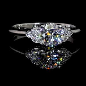 Anillos de compromiso de tres piedras de estilo simple, joyería fina de piedra central de diamante natural cultivada en laboratorio de 0,81 quilates con certificado IGI - Product Image 1