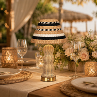 Lampe de table sans fil rechargeable à alimentation CC, style bohème en rotin, écologique, avec abat-jour tressé rayé, pour la décoration de mariages, événements et centres de villégiature