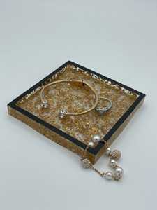 Plateau à bijoux carré élégant en résine, finition brillante, parfait pour organiser les bagues, les boucles d'oreilles et les accessoires quotidiens. - Product Image 4