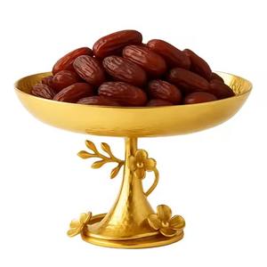 Tazón de Exhibición de Fecha con Pedestal de Metal Pulido Hecho a Mano en Oro con Detalles Florales para el Ramadán, Eid, Fiestas Islámicas, Plato para Postres - Product Image 1